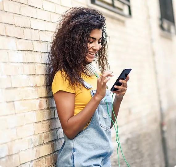 DigIce - Digital Alliance - Ein Teammitglied schaut auf das Handy